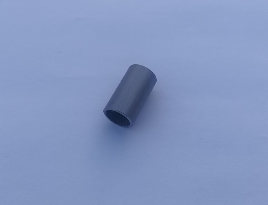 Rozpěrka mezi plechy pod motor